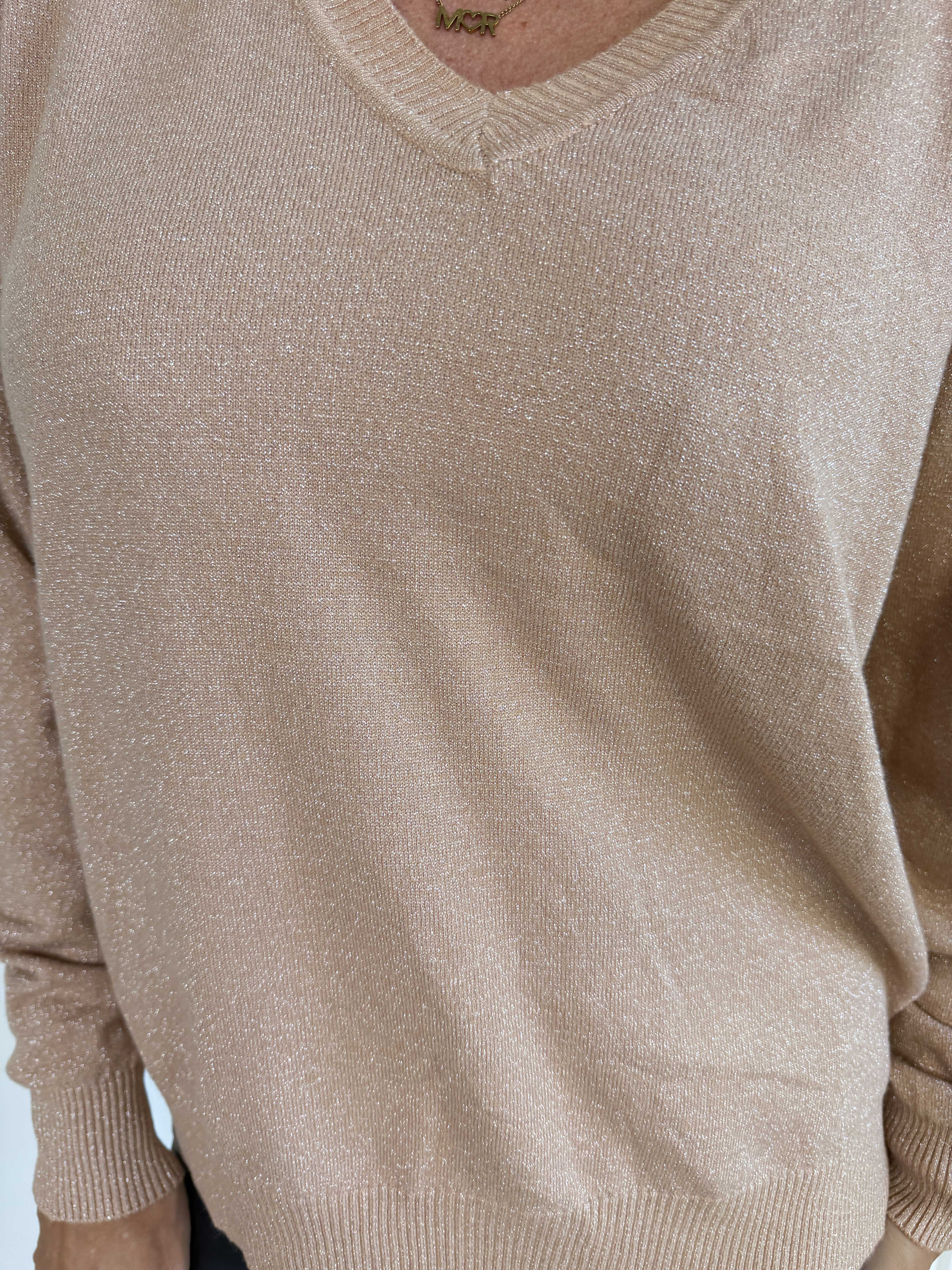 Ronja - Feminin strikbluse med fine glittertråde og en elegant V-udskæring